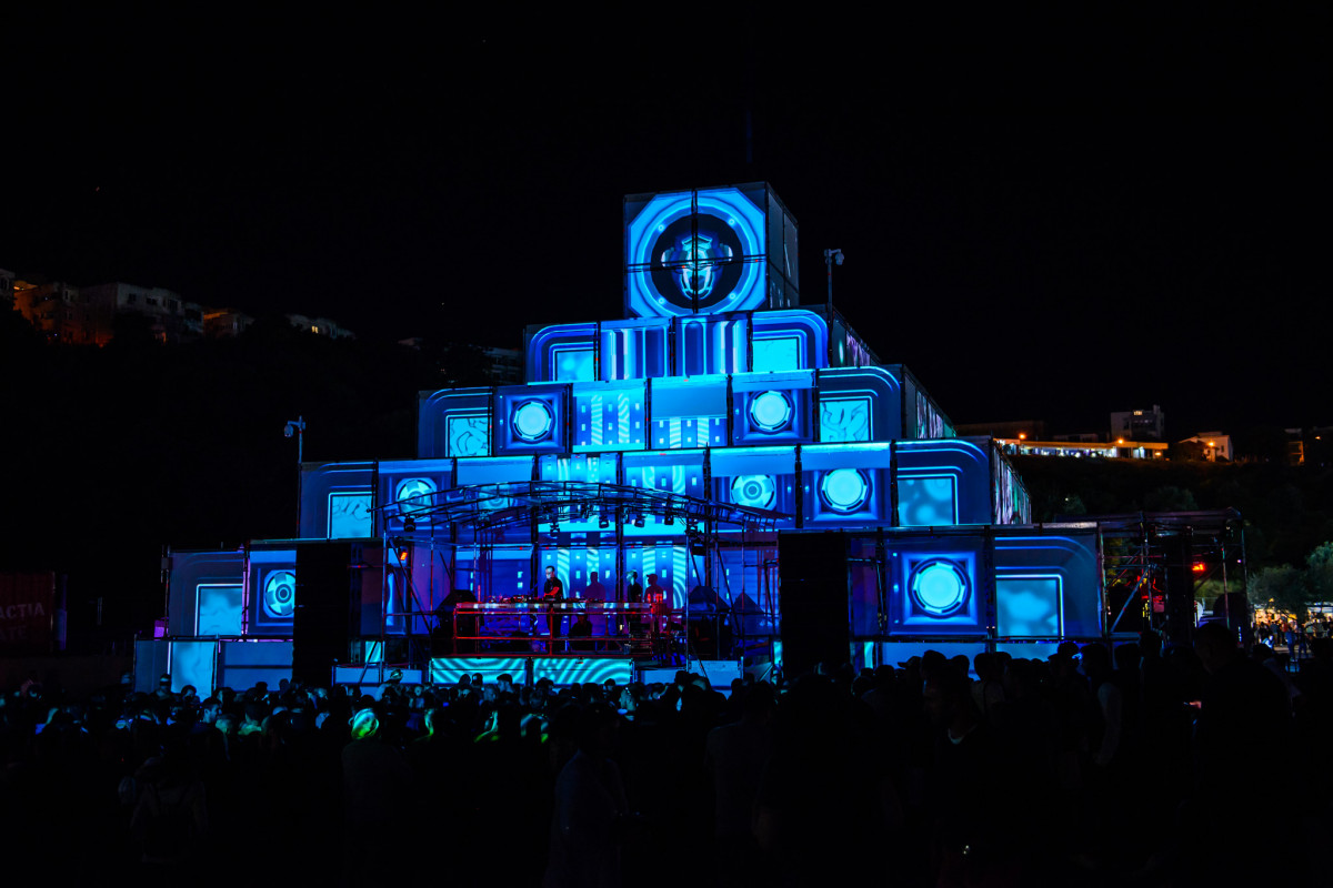 Projection mapping on pyramid stage
